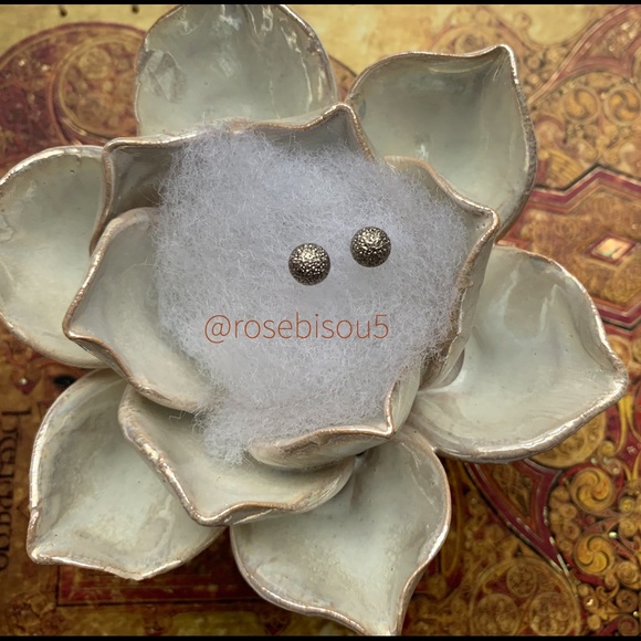 💋🆕Dainty Brushed Silver Ball Studs + Stippling - Picture 2 of 6